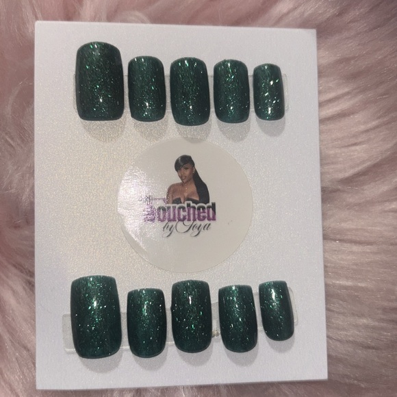 Green glittered nails - Picture 3 of 5